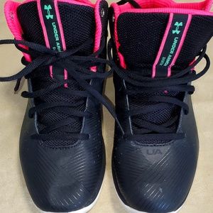 Under Armour shoes size youth 6Y, men 6 or women 7